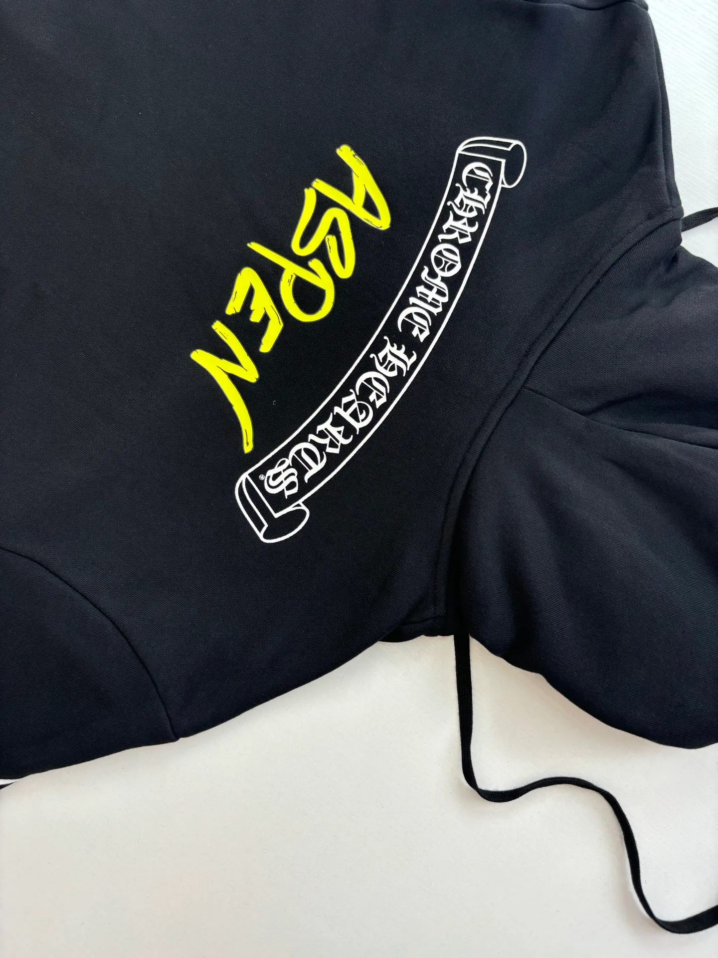 🅿️470 Come Hearts*/Cro Hearts 25 new Sanskrit letter printed zipper hooded sweatshirt. It is made of 100% custom-woven and dyed pure cotton fabric, with a thin velvet lining. The front, back and sleeve logo printing uses a special glue printing process. Its characteristic is that it uses high-performance glue to create a sense of layering in the printed pattern. The zipper puller and back hem are custom-developed using silver-plated foti material. The cuffs and hem have a shrinkage effect. The front panel is manually cut and positioned, hand-sewn and hand-stuffed pockets are designed. The overall routing is straight and delicate. Size: S/M/L/XL
